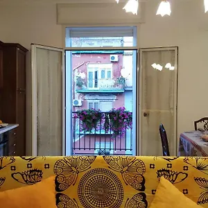 Una Casetta Al Centro Di Appartamento Napoli